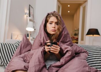 Свечи, ковры и одна комната: как украинцам пережить морозы без электричества