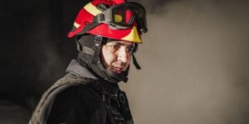 Киев под массированным ударом дронов: в городе горят многоэтажки и авто