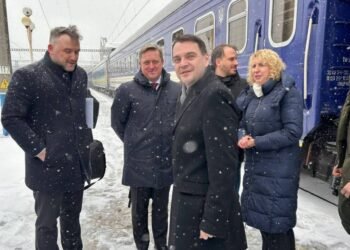 Глава МИД Чехии прибыл в Киев с первым визитом: поезд задержали из-за атаки РФ