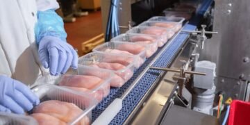 Крупнейший в Украине производитель курятины покупает дополнительные перерабатывающие мощности вблизи границы с ЕС за по меньшей мере $5 млн.