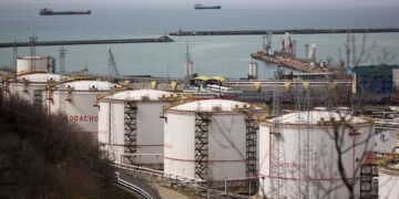 ЕС и Британия снизили граничную цену на российскую нефть до $44,1 за баррель, Лондон вместе с союзниками готов «охотиться» на теневой флот РФ.