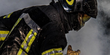 Сильне задимлення в селищі: в Київській області сталась моторошна пожежа, – ФОТО