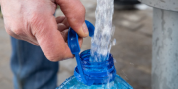 Дефіцит води після обстрілів: рятувальники допомагають мешканцям Київщини, – ФОТО