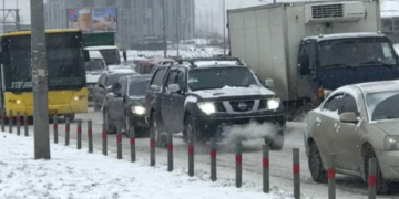 Вантажівка “придавила” автівку: ДТП заблокувала в’їзд до Києва, – ФОТО