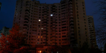 Частина жителів Києва без світла: ворог вдарив по енергетиці