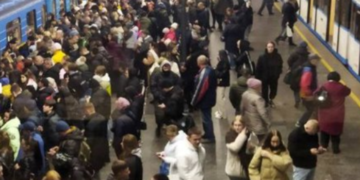 Хаос на всіх лініях метро Києва: що сталось після обстрілів