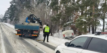 Евакуація на дорозі Київщини: автівка “відлетіла” і перекинулась від удару, – ФОТО