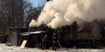 Сильне задимлення в Києві: як рятувальники гасили палаючий вагон, – ФОТО