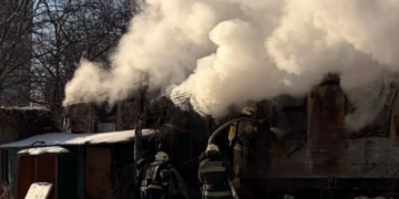 Сильне задимлення в Києві: як рятувальники гасили палаючий вагон, – ФОТО