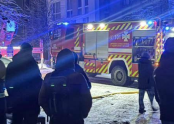 Сильні вибухи і евакуація на Київщині: рятувальники показали місце падіння БпЛА, – ФОТО