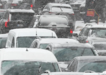 Головний в’їзд у Київ заблоковано: великі затори, поліція і обмеження, – ФОТО