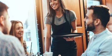 Работа в Польше: сколько зарабатывают официанты и какие условия предлагают украинцам