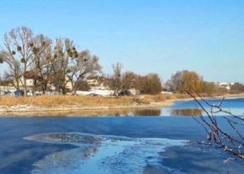 Сильні вибухи над водоймою Київщини: що відбувається небі