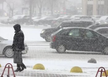 Сніг паралізує рух: на одній з вулиць Києва автобуси застрягли в заторах