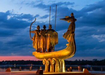 Київ під атакою балістики, лунають вибухи – мер