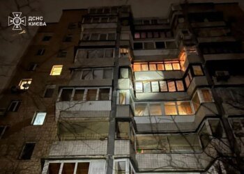 Двоє людей постраждали від нічної атаки рф на Київ