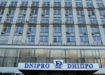 Центр Києва охопив дим: що відомо про пожежу в готелі