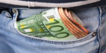 Правило 10 тысяч: что нужно знать тем, кто накопил 10000 евро и долларов