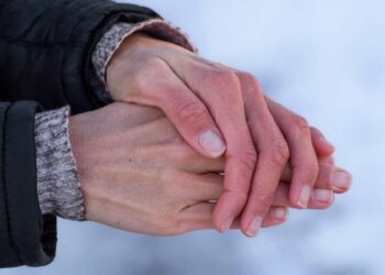 Невидимая угроза: как распознать переохлаждение и спасти человека от обморожения