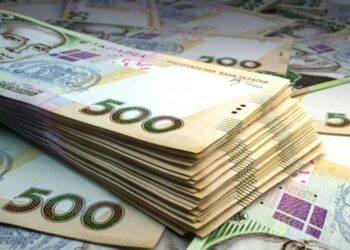 Лимиты на наличные деньги в “ПриватБанке”: сколько можно снять в кассе, банкомате и за рубежом