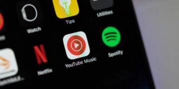 Тексти розмиті, а прокрутка заблокована: Google змушує користувачів масово купувати Premium-підписку