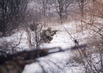 Материальная помощь военным: кто получит выплату в размере месячной зарплаты