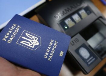 Загранпаспорт без этого документа больше не дадут: для украинцев ввели новые правила