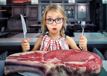 Свинина стала дешевле курятины: украинцам объяснили ценовые аномалии 2026 года