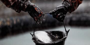 Санкционное давление усиливается и РФ вынуждена делать все большие скидки на свою нефть.