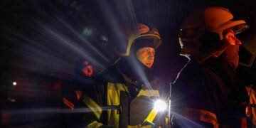 Россияне ударили дроном по Харькову: враг повредил авто, в доме выбиты окна