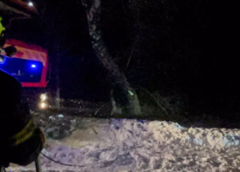 Порятунок на засніжених дорогах: на Київщині дві автівки опинились в небезпеці, – ФОТО