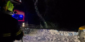 Порятунок на засніжених дорогах: на Київщині дві автівки опинились в небезпеці, – ФОТО