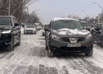Зимова стихія паралізувала рух транспорту: що відбувається на дорогах Києва, – ФОТО