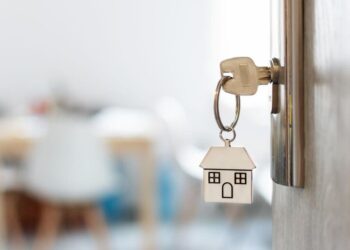 Рынок недвижимости развернулся: в каких областях жилье резко упало в цене