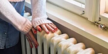 Витік просто на мосту: у Києві частина районів без тепла