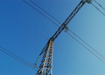 Ворожі атаки знеструмили частину жителів у шести областях, поранено енергетика, увечері – графіки