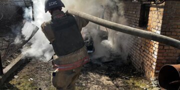 Российские обстрелы в Днепропетровской области: ранены 9 человек, горят дома и автомобили