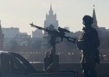 Осажденный Кремль: Путин забаррикадировался в центре Москвы под охраной пулеметчиков