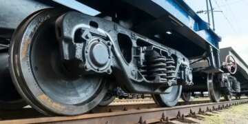 росія атакувала тепловоз на Чернігівщині та поранила машиніста з помічником