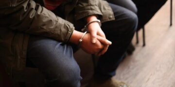 В Николаеве мужчина напал с ножом на полицейского и военного ТЦК: какое решение принял суд?