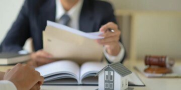 Пенсионеров могут лишить жилья из-за долгов: названа критическая сумма