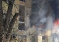 У Дніпрі російський "шахед" влучив у багатоповерхівку, є постраждалі