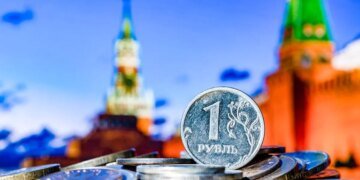 Тревожный сигнал изнутри: россиянам намекают — спасайте деньги, пока не поздно. ВИДЕО