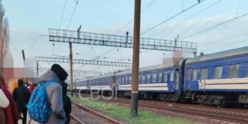 Ночь в поле под жужжание «Шахедов»: пассажиры криворожского поезда пережили три эвакуации. ВИДЕО