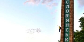 рф вдарила КАБами по центру Слов'янська, пошкоджено єдиний на Донеччині пологовий – МВА