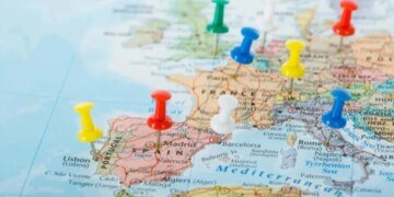 Пять правительств стран ЕС системно подрывают демократию — отчет Liberties