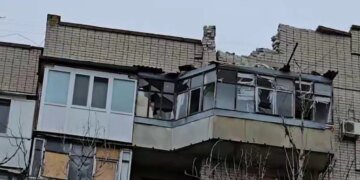 Россияне обстреляли многоэтажный дом в Корабельном районе Херсона. ВИДЕО
