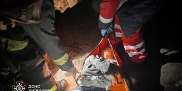 В Киевской области девушка упала в 8-метровую шахту на заброшенной водонасосной станции