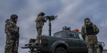 РФ тестирует новую тактику: “Шахеды” массированно атакуют днем, возможны ракеты