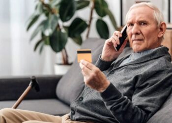 Пенсионеров внезапно оставляют без денег: за что исполнительная служба массово блокирует карты